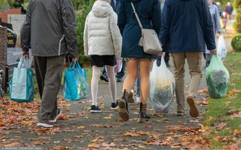 Największe faux pas na cmentarzu. Ekspert stanowczo odradza