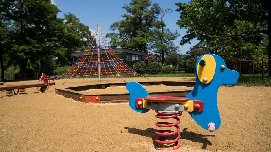 plac zabaw dzieci zabawki zabawa rozrywka park piasek huśtawki