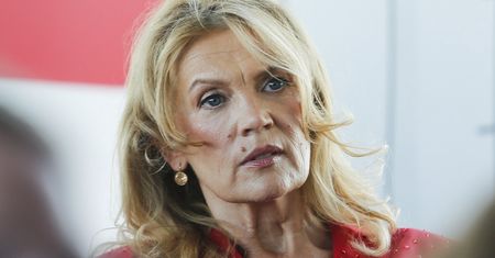 Wskoczyła w najlepszy fason dla pań 50+. Sukienka Choteckiej to petarda