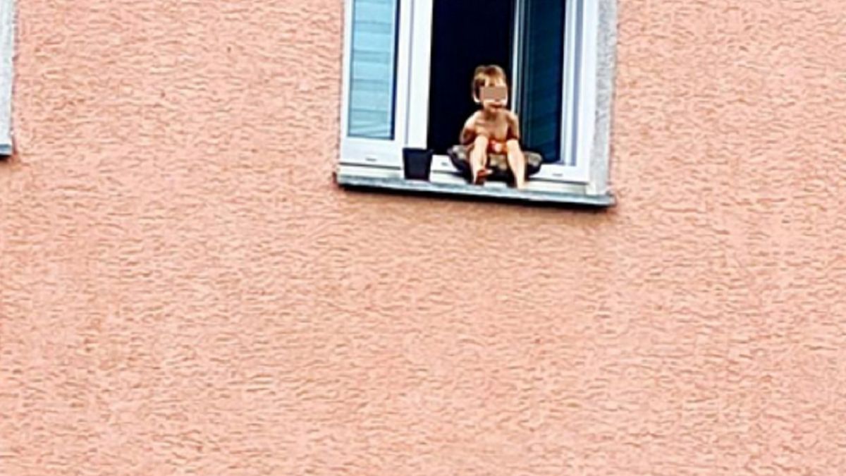 3-latka siedziała na parapecie otwartego okna.