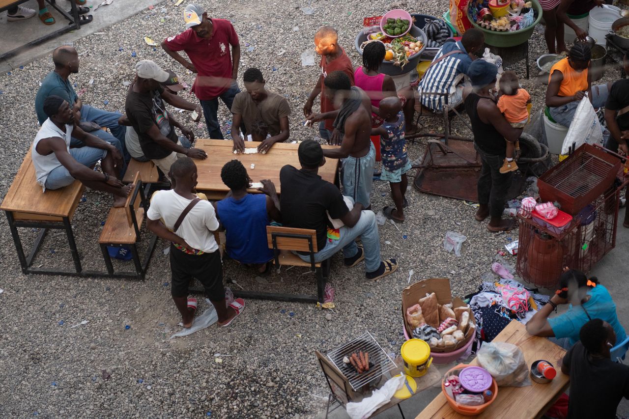 People gather in a yard of a school that Haitian people take as a shelter due to the currently facing days of violence and tension in Port-au-Prince, Haiti, 13 March 2024 (issued 16 March 2024). EPA/Johnson Sabin Dostawca: PAP/EPA.