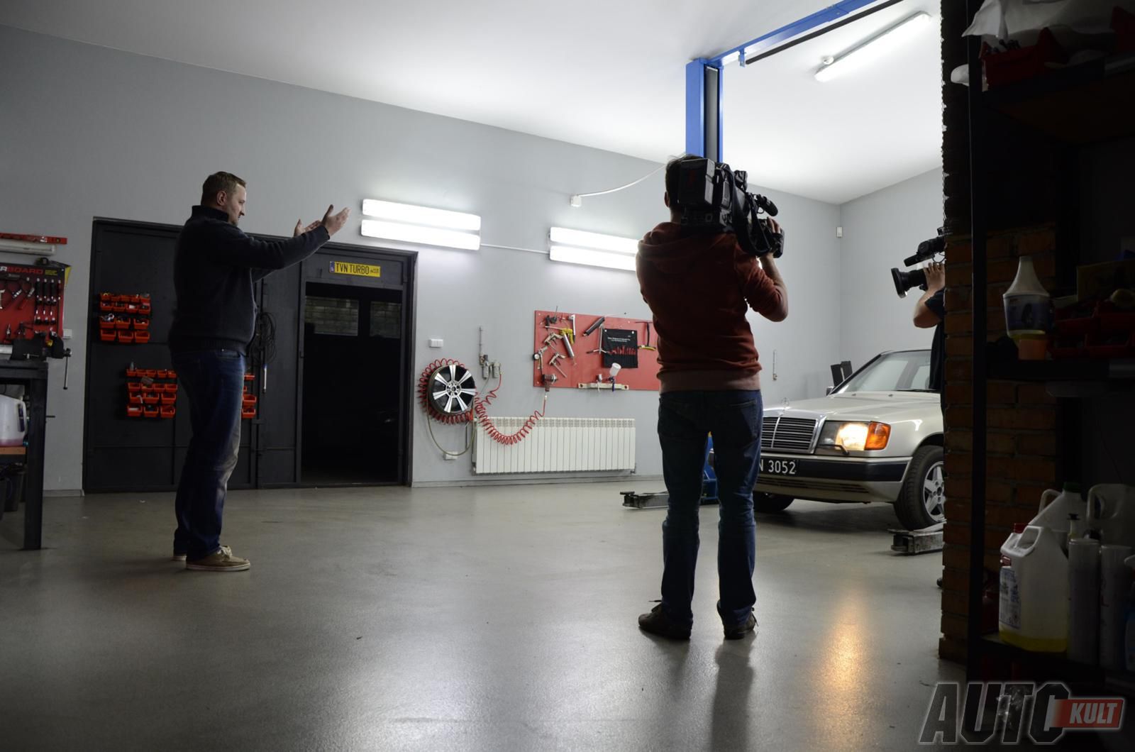 Typowa dla programu scena wprowadzania samochodu na warsztat. Niedługo po tym pada typowe: "...dokumenty i kluczyki...?"