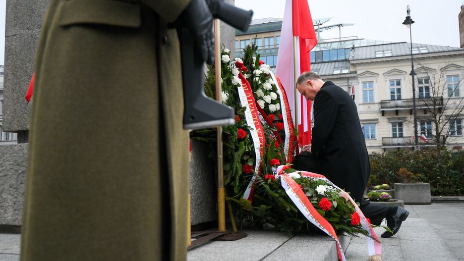 Prezydent Andrzej Duda złożył wieniec przed pomnikiem Wincentego Witosa przy placu Trzech Krzyży w Warszawie
