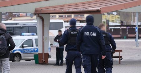 Mężczyzna obnażał się na terenie starego dworca autobusowego. Uciekł przed przyjazdem policji [ZDJĘCIA]