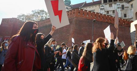Czerwona błyskawica w nieoczywistych miejscach. Polacy pokazują wsparcie w swoich miejscach pracy