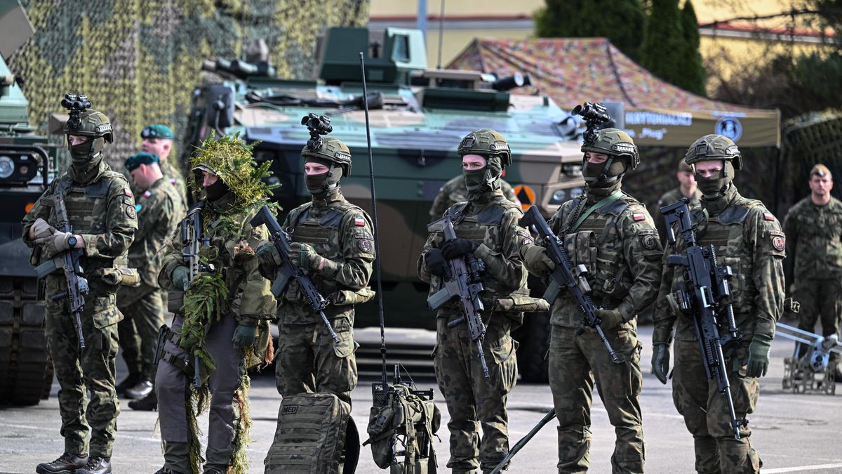 �o�nierze
Rzesz�w, 22.03.2023. �o�nierze 3. Podkarpackiej Brygady Obrony Terytorialnej w Rzeszowie, 22 bm. (dd/ibor) PAP/Darek Delmanowicz
Darek Delmanowicz
3 Podkarpacka Brygada Obrony Terytorialnej, 3 podkarpackiej brygady obrony terytorialnej, armia, broni�, bro�, emblemacie, emblemat, ilustracja, ilustracje, maksyma, medyczny, motto, mundurach polowych, mundury polowe, naszywka, PBOT, pojazd opancerzony, sprz�t, sprz�tem, terytorialsi, wojsko, Wojsko Polskie, wojskowi, zawsze gotowi zawsze blisko, �o�nierz, �o�nierze