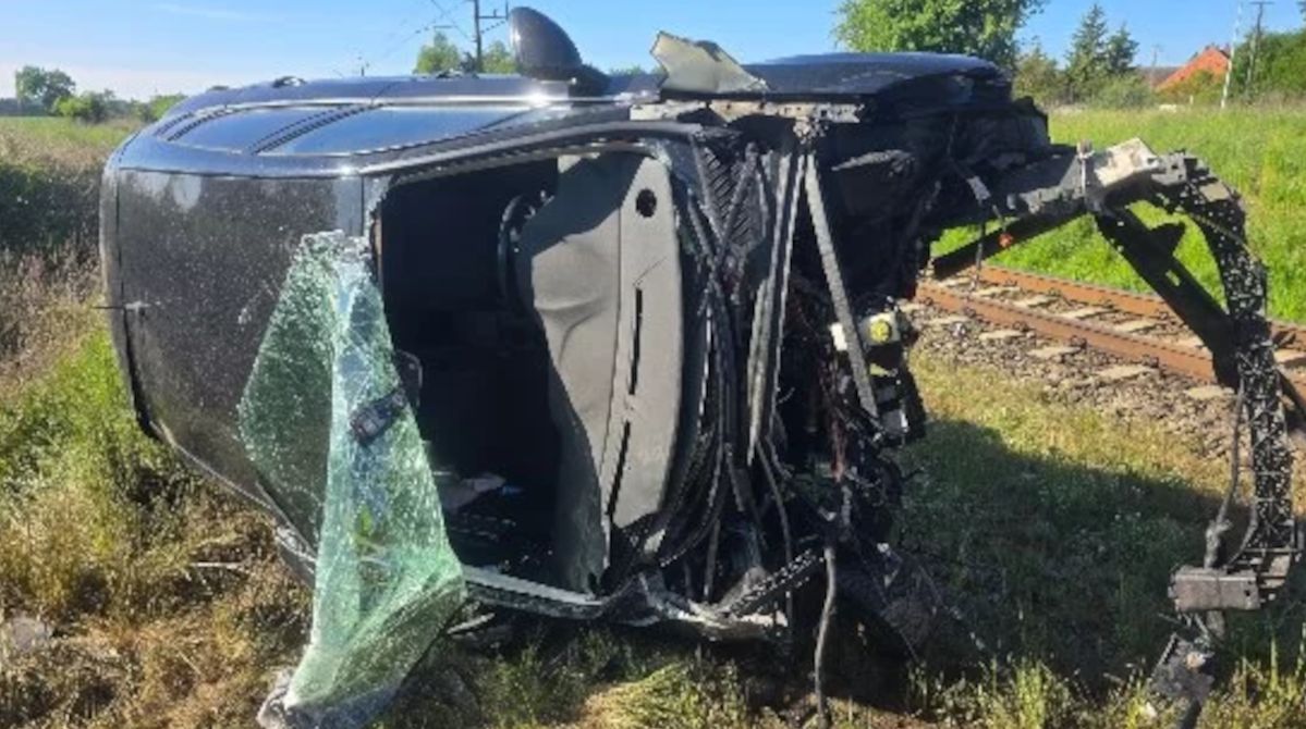 Samochód wjechał w bok pociągu na przejeździe. Wstrzymano ruch kolejowy na trasie Poznań-Piła