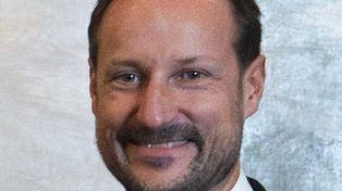 Nowy król Norwegii zaczyna panowanie w cieniu skandali. Haakon VIII ma przed sobą wyjątkowo trudne zadanie