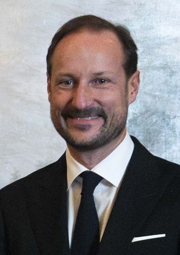 Nowy król Norwegii zaczyna panowanie w cieniu skandali. Haakon VIII ma przed sobą wyjątkowo trudne zadanie
