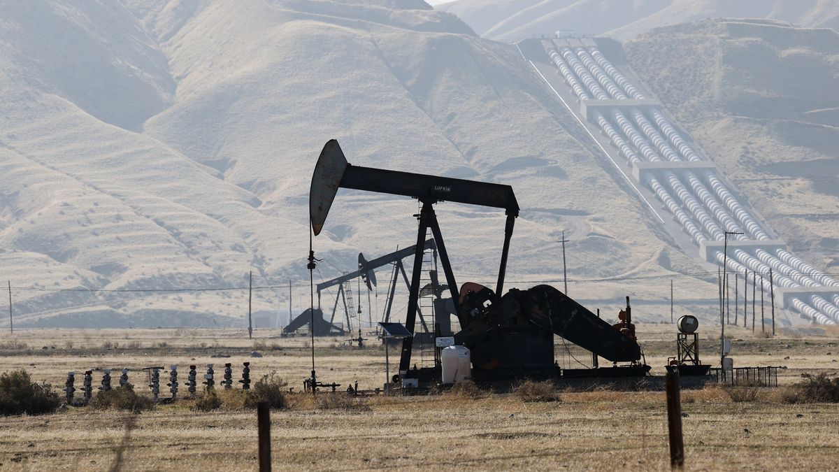 CALIFORNIA, USA - NOVEMBER 27: Oil wells are seen at an oil facility by the Highway 5 near Bakersfield in California, United States on November 27, 2022. (Photo by Tayfun Coskun/Anadolu Agency via Getty Images)