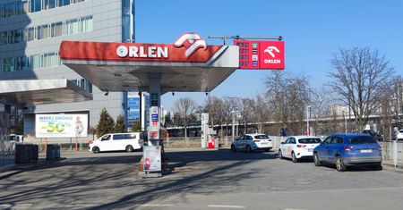 Baryłka ropy w cenie sprzed 9 lat, ale paliwo na stacji droższe? Składowych jest wiele