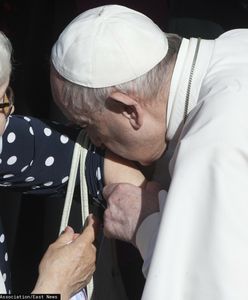 Papież ucałował Polkę w przedramię. Nosi "symbol zwycięstwa nad nienawiścią"