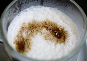 Sypię do kawy zamiast cukru. Pianka tak pyszna, że wyjadam łyżeczką