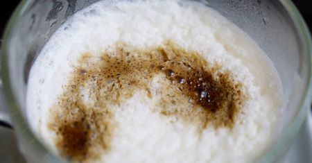 Sypię do kawy zamiast cukru. Pianka tak pyszna, że wyjadam łyżeczką