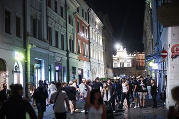 Kraków: tłumy na ulicach i wysokie stężenie alkoholu. Apele o ciszę