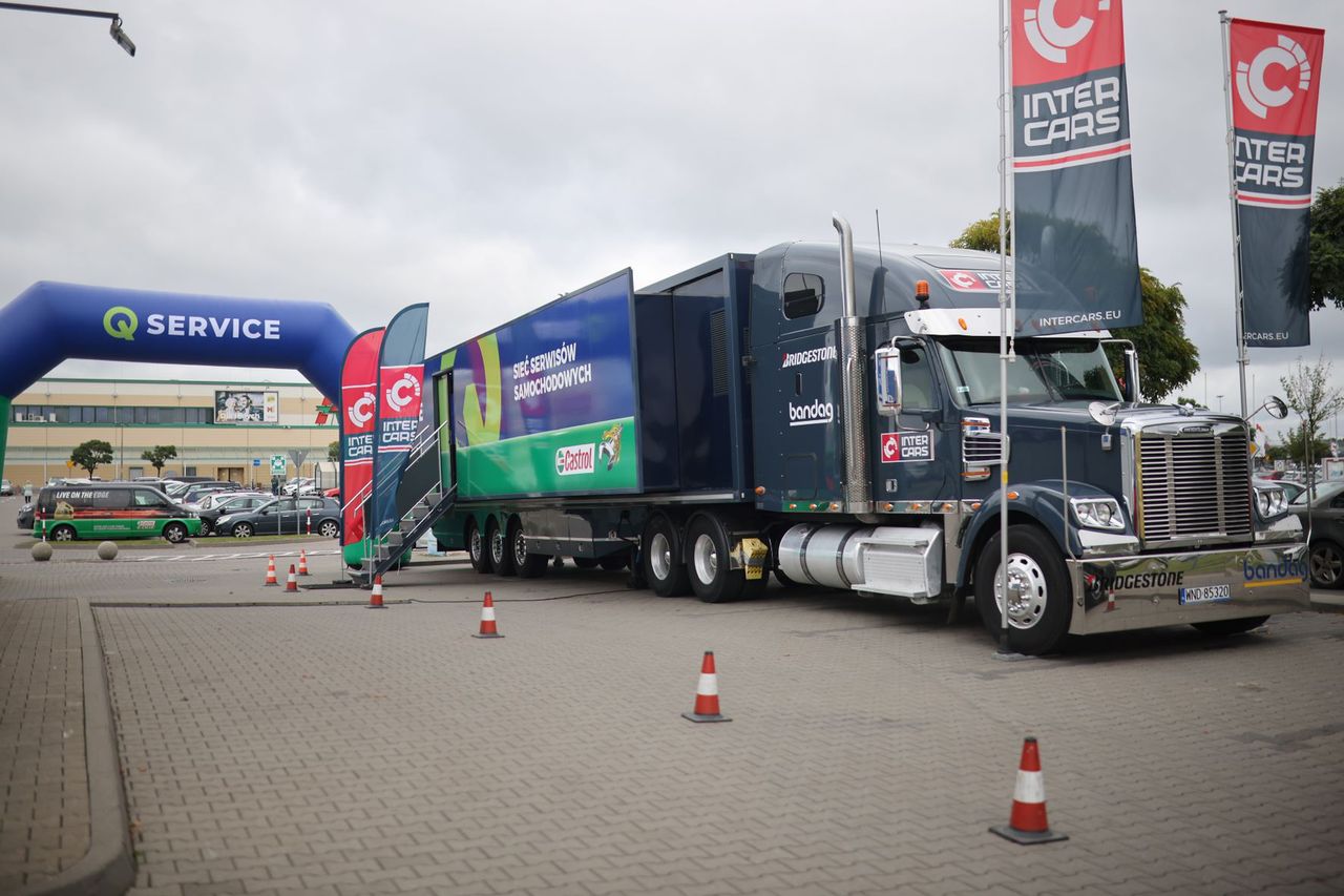 W tej imponującej ciężarówce odbywają się spotkania w ramach objazdówek Q Service Castrol po całej Polsce