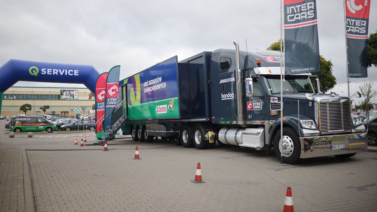 W tej imponującej ciężarówce odbywają się spotkania w ramach objazdówek Q Service Castrol po całej Polsce