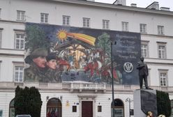 Warszawa: Kresowi rycerze i żołnierze WP bronią żłóbka. Osobliwy świąteczny baner na placu Piłsudskiego