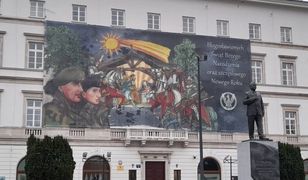 Warszawa: Kresowi rycerze i żołnierze WP bronią żłóbka. Osobliwy świąteczny baner na placu Piłsudskiego