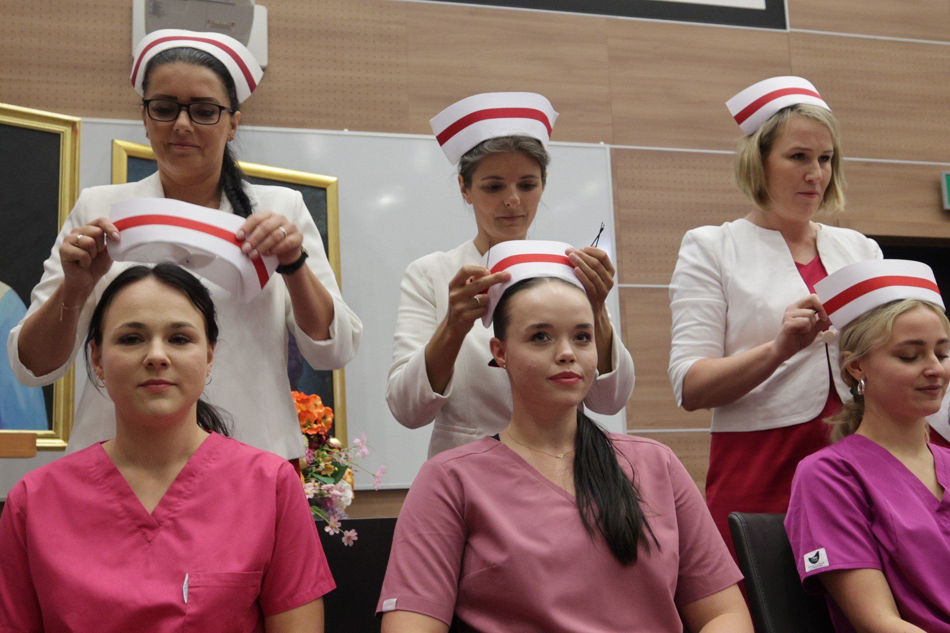 Czepki, łzy wzruszenia i nowe początki. Uroczyste czepkowanie w Collegium Medicum Uniwersytetu Jana Kochanowskiego w Kielcach