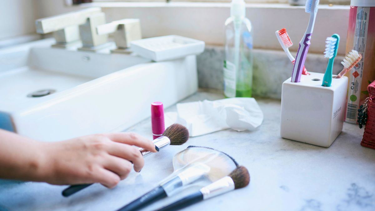 Pędzle przy zlewie w łazience