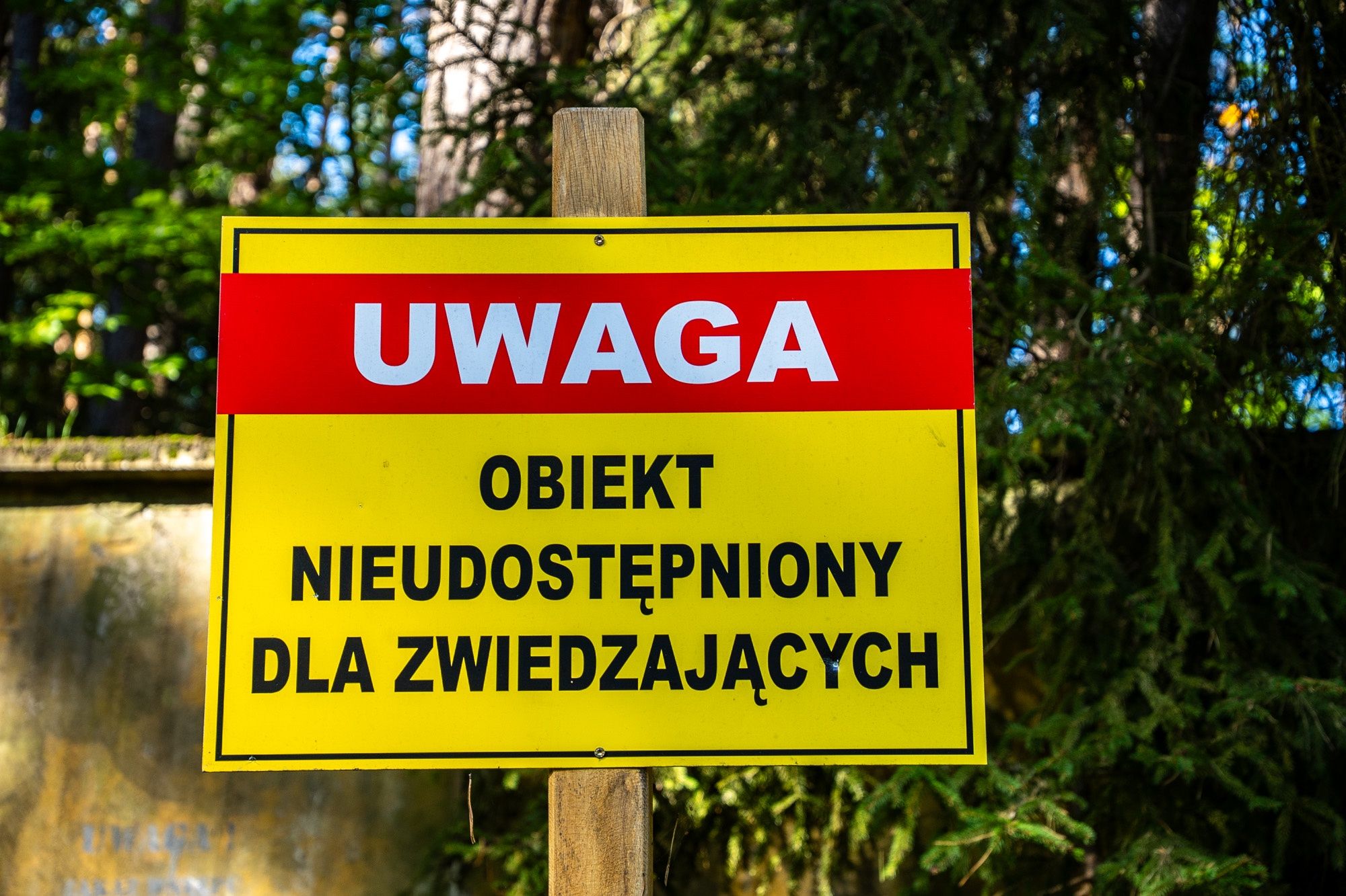 Brzeźnica-Kolonia, tabliczka z informacją "Obiekt nieudostępniony dla zwiedzających".