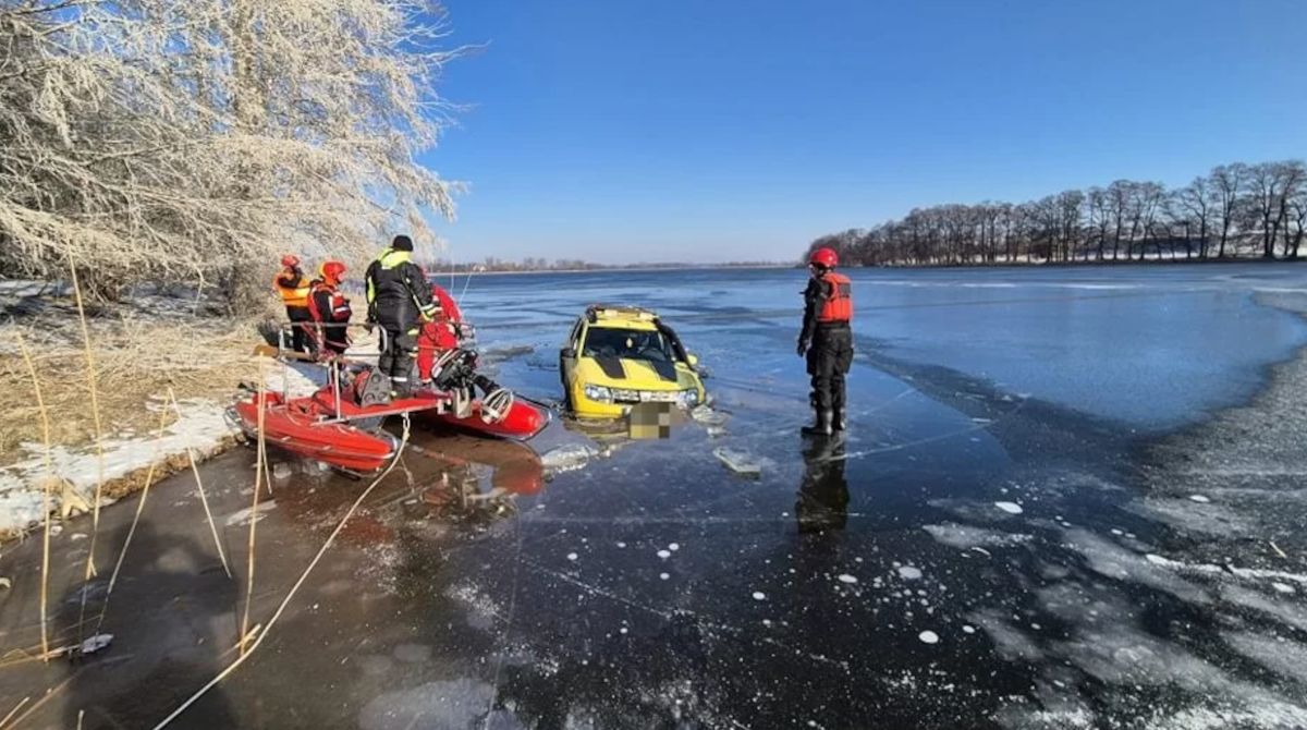 "Zaparkował" samochód na środku jeziora.