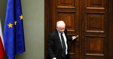 Sondaż zaskoczył PiS. "Polexit nie jest polską racją stanu"