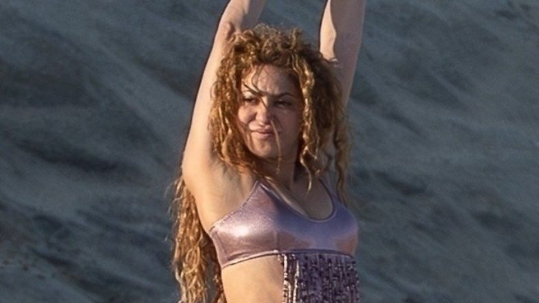 Odziana w bikini Shakira smaży ciało na plaży