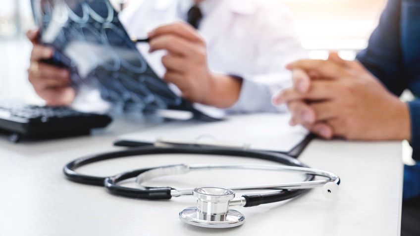 Torbiel szyszynki to łagodna zmiana nowotworowa w obrębie mózgowia. W większości przypadków przebiega bezobjawowo, zdarza się jednak, że pacjenci uskarżają się na ból głowy.