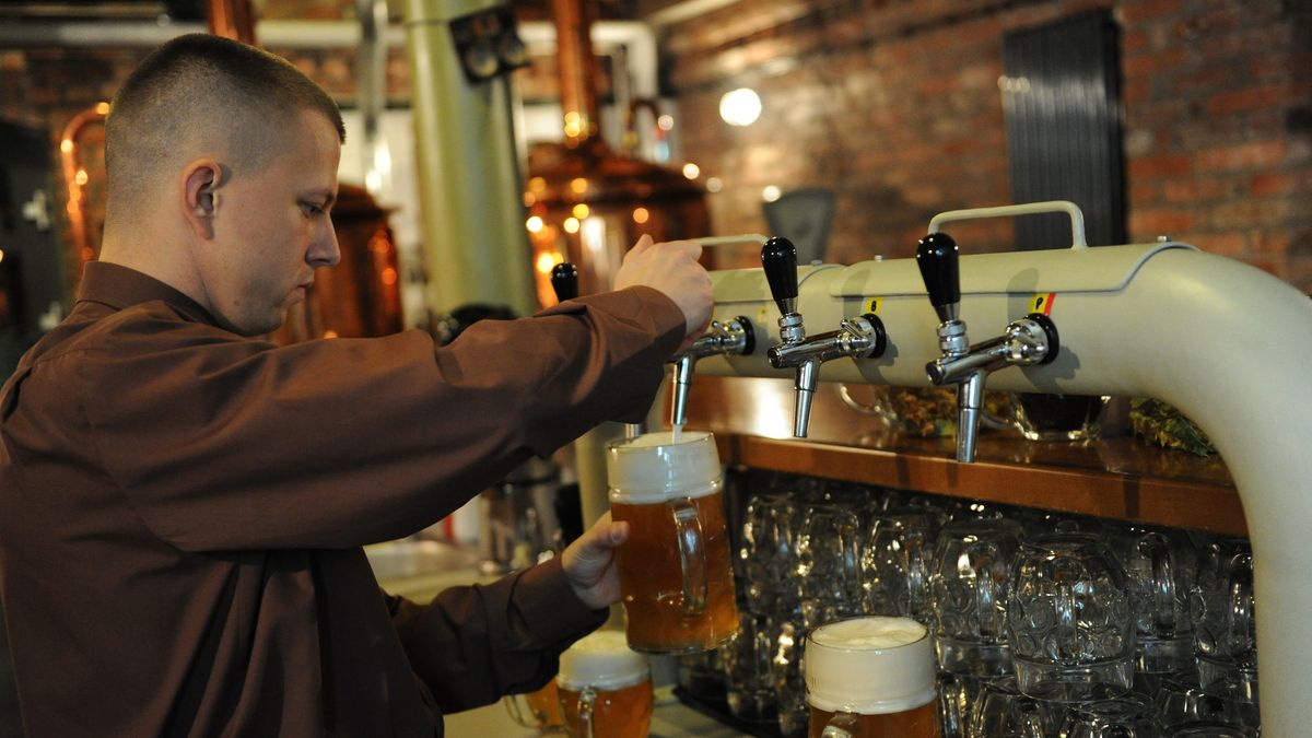 Piwo
Marcin Bielecki
alkohol, browar, chmiel, knajpa, knajpka, kufel, piwo, piwosze, produkcja, pub, warzenie, warzenie piwa