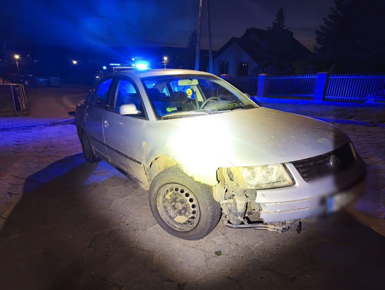 36-latek jechał passatem jak ze złomowiska. Nie miał prawa jazdy, był pod wpływem narkotyków