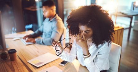 Keratoconus, czyli stożek rogówki oka - na czym polega, jak przebiega i jak można to leczyć