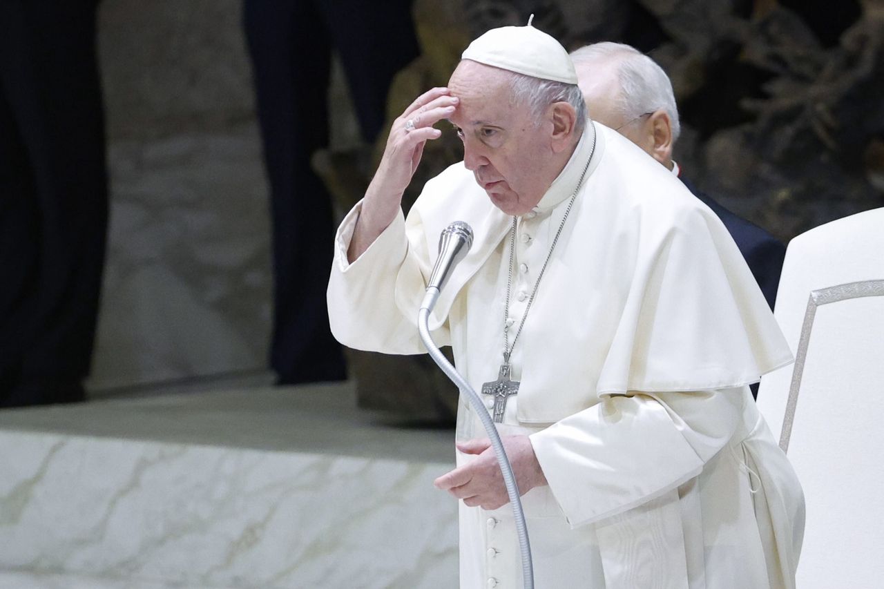 Papież Franciszek wciąż przebywa w szpitalu (zdjęcie ilustracyjne)