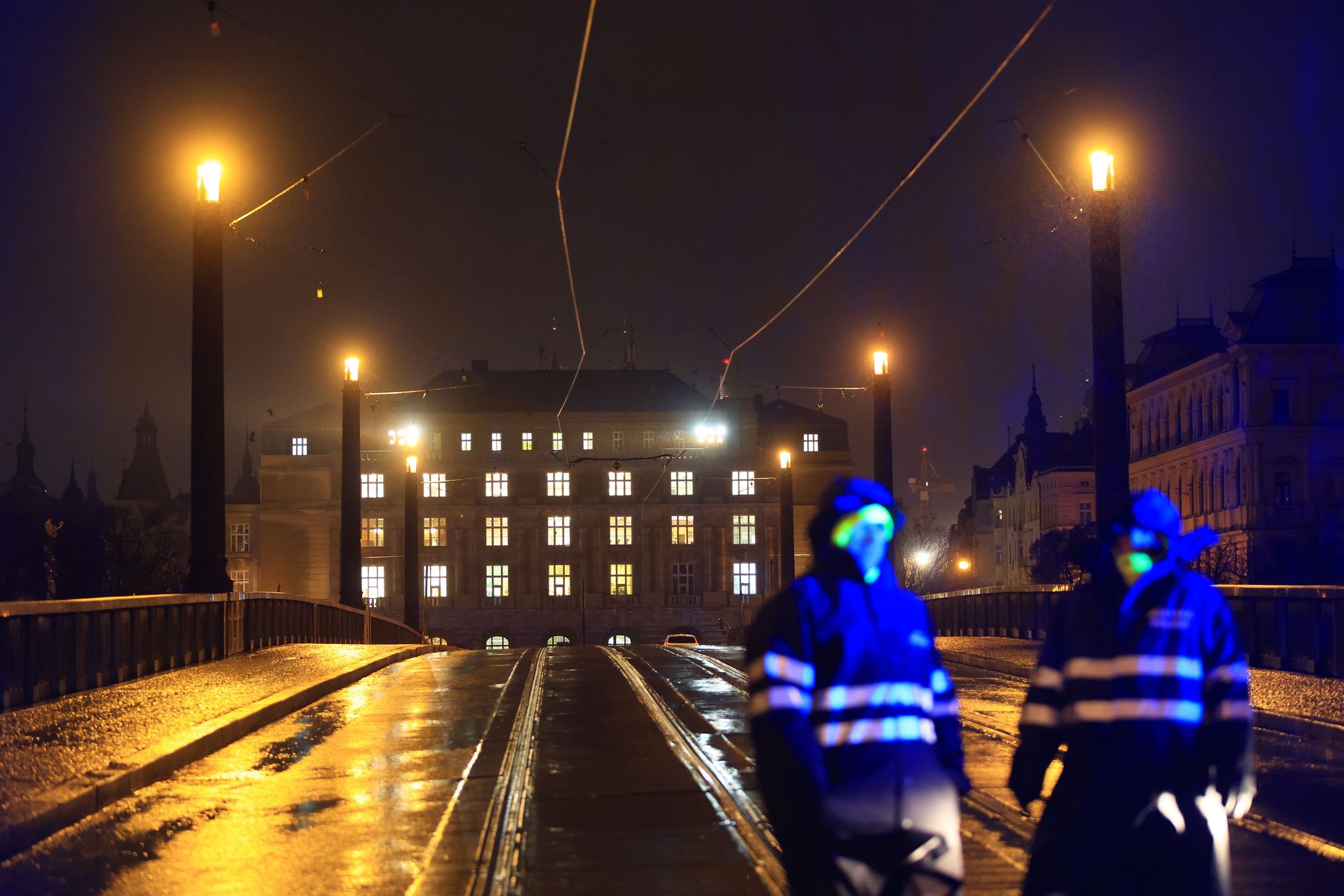 Several dead and dozens injured in central Prague University shooting
epa11040221 Police officers pictured at the scene of a shooting at Charles University in central Prague, 21 December 2023. According to the Police President, Martin Vondrasek, there are more than 15 people dead and 24 injured, but that these may not be final numbers. According to Czech police the perpetrator of  was a 24 year-old Charles University student.  EPA/MARTIN DIVISEK 
Dostawca: PAP/EPA.
MARTIN DIVISEK