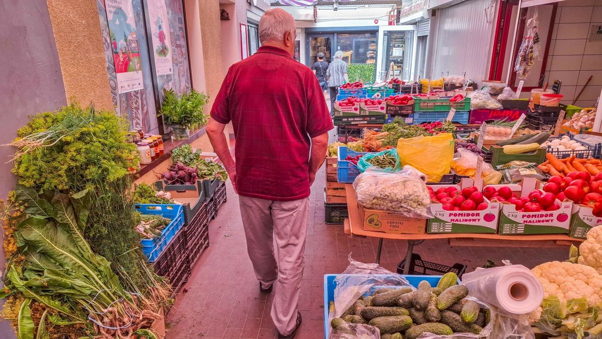 Reporter archiwum 2025 0831.07.2025 Lodz. Zywnosc podbija inflacje. Ciagly wzrost cen warzyw i owocow na lodzkich targowiskach dobija Polakow. N/z ryneczek na lodzkim Widzewie. Fot. Piotr Kamionka/REPORTERPiotr Kamionka/REPORTER