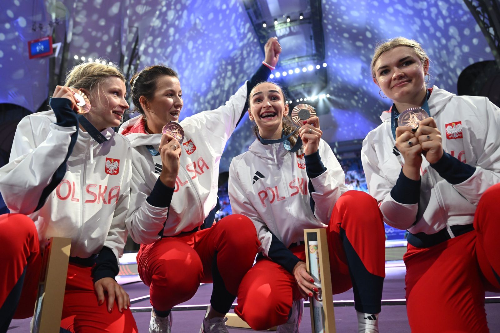 Aleksandra Jarecka Renata Knapik Miazga Martyna Swatowska Wenglarczyk Alicja Klasik
Pary�, Francja, 30.07.2024. Igrzyska Olimpijskie Pary� 2024. Polskie szpadzistki pozuj� do zdj�cia po dekoracji. Polki, w sk�adzie (od prawej): Aleksandra Jarecka, Renata Knapik-Miazga, Martyna Swatowska-Wenglarczyk i Alicja Klasik, zdoby�y br�zowy medal w rywalizacji dru�ynowej szpadzistek, 30 bm. (gj) PAP/Adam War�awa
Adam War�awa
br�zowe medale, br�zowy medal, dekoracja, dru�yna, IO Pary� 2024, IO2024, letnia olimpiada, medalistki, Pary�2024, pozowane, szermierka, szpada kobiet dru�ynowo, XXXIII Letnie Igrzyska Olimpijskie w Pary�u
