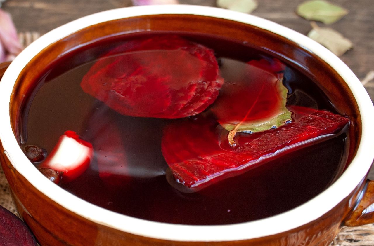 Nie wylewaj zakwasu z buraków. Jeśli zrobił się gęsty, można go jeszcze uratować