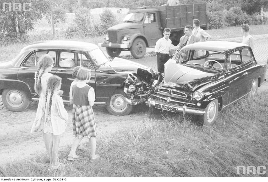 Samochody po zderzeniu - z lewej Simca Aronde, z prawej Skoda 440.