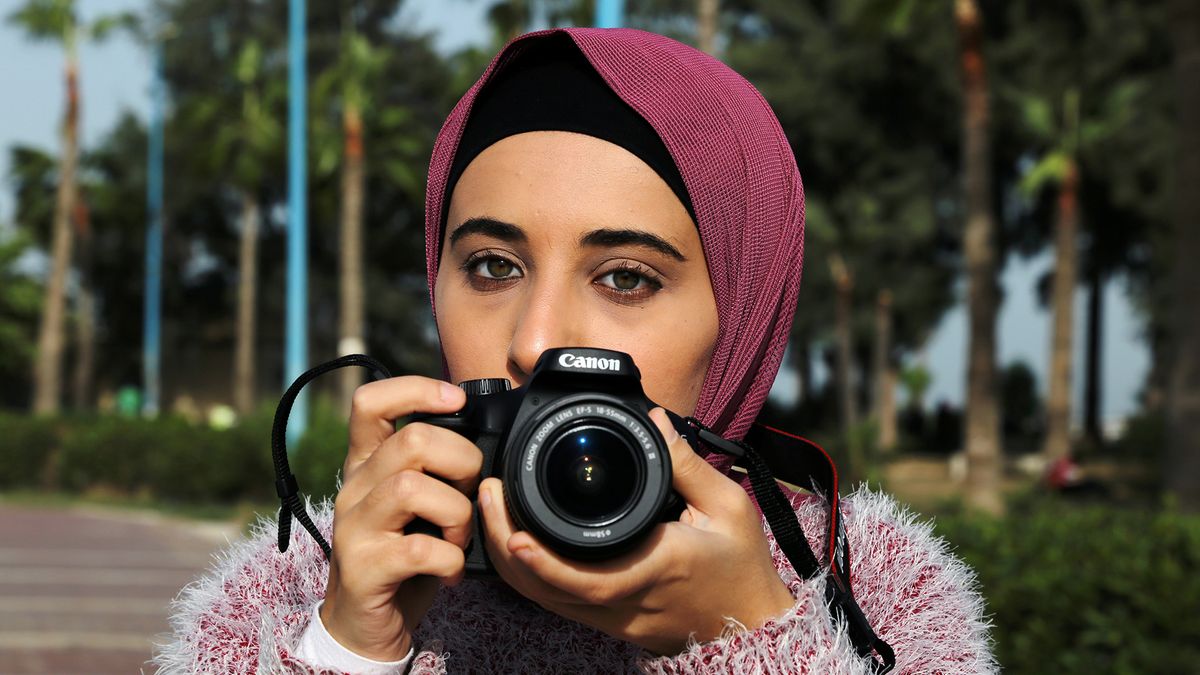Niesamowita niewidoma fotografka. Używa dotyku i dźwięku, by komponować portrety 1