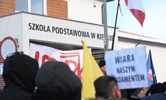 Nauczycielka miała wyrzucić krzyż do kosza. Protest przed szkołą