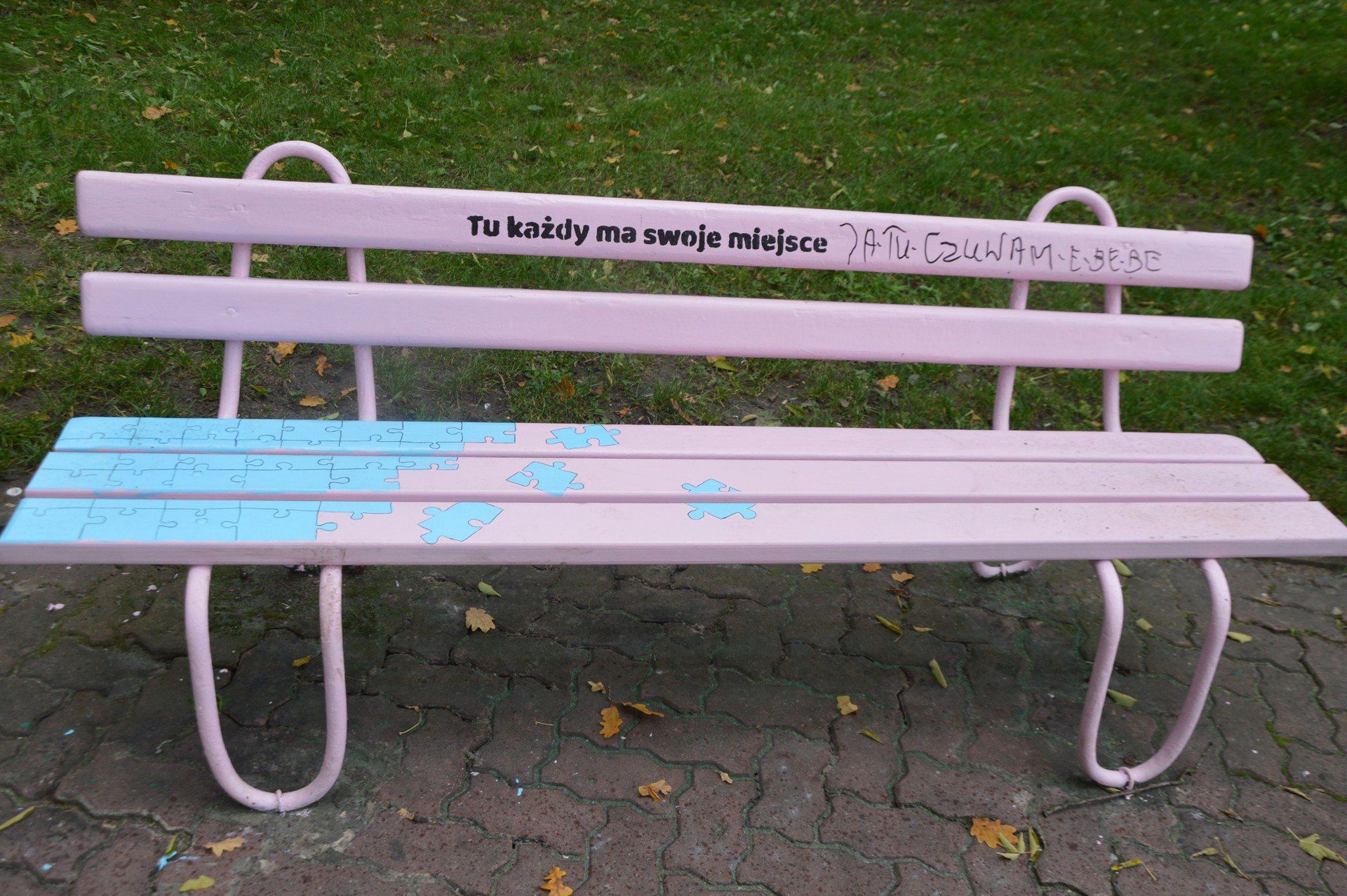 Wolontariusze odmalowali ławki, każda jest inna i opatrzona pozytywnym hasłem. 