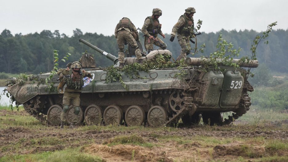 ?wiczenia NATO  Rapid Trident 2018 na Ukrainie5628436 06.09.2018 Ukrainian soldiers ride jump off their APC during the Rapid Trident 2018 military drills at the combat training ground outside the town of Yavoriv, Western Ukraine, September 6, 2018. The Rapid Trident 2018 is multinational military exercises uniting Ukraine, United States, NATO member countries and states which have joined the alliance's Partnership for Peace cooperation program. Stringer / SputnikStringer
