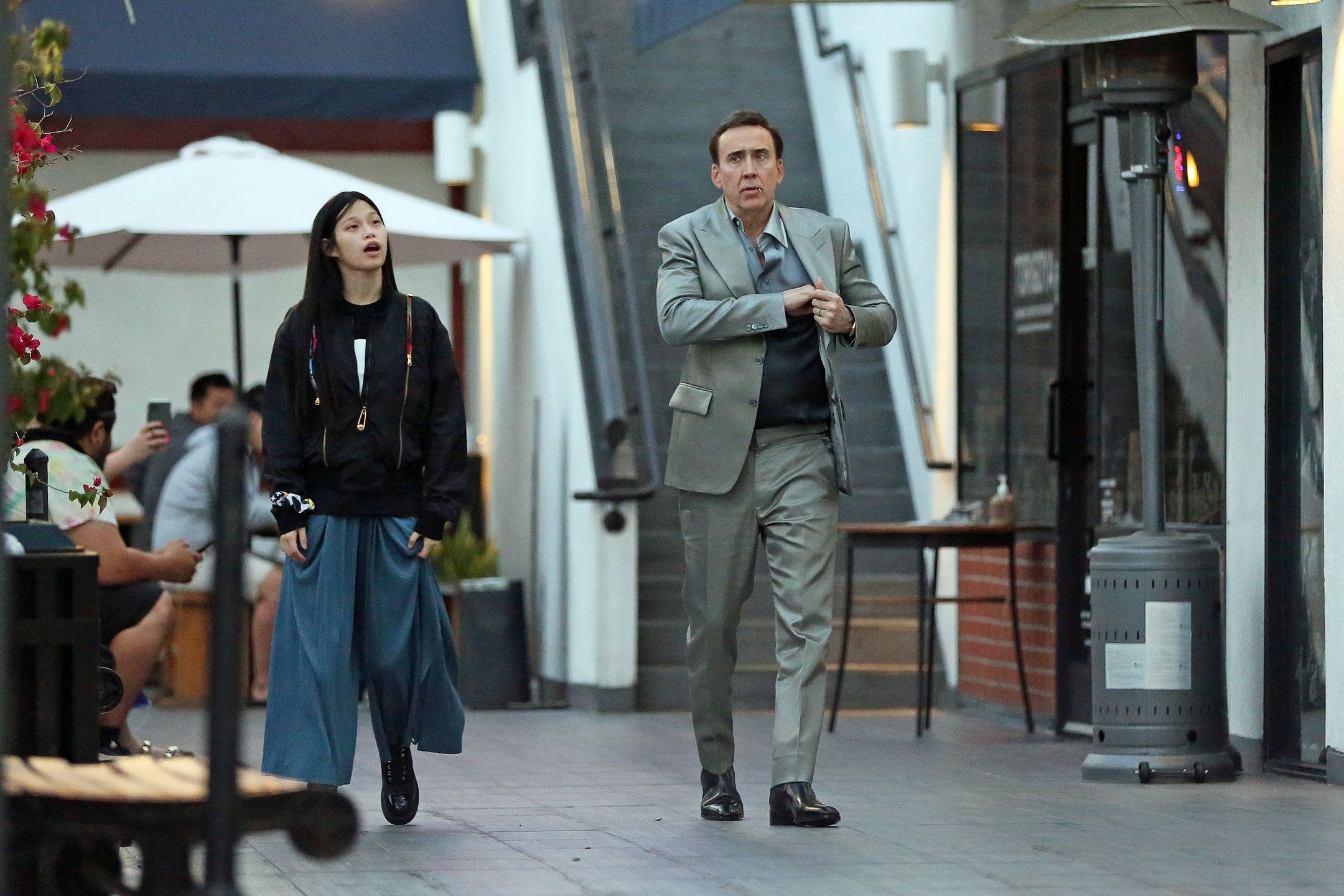 Nicolas Cage opuszcza restaurację z młodszą o trzy dekady żoną u boku