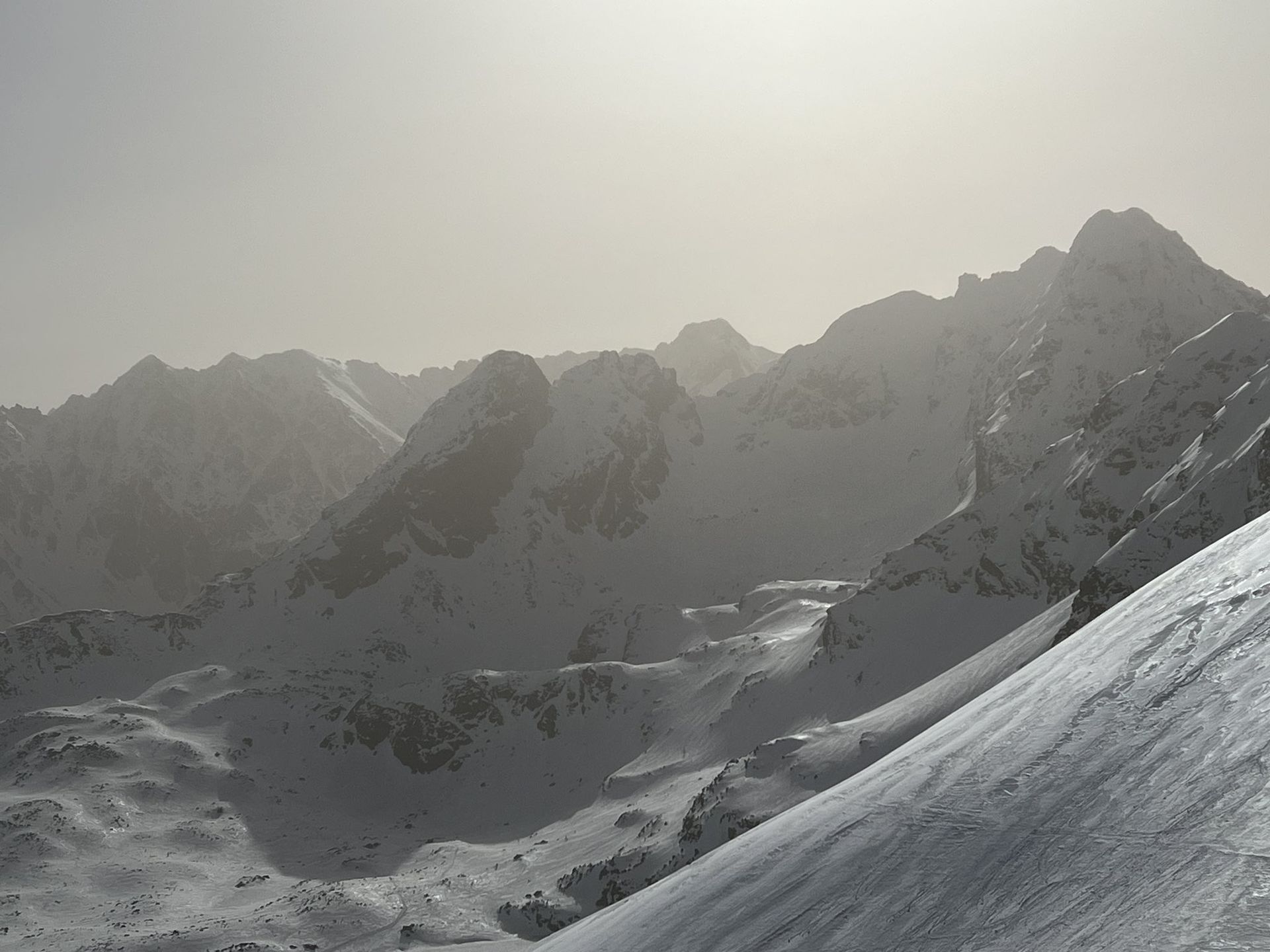 Tatry zasnute pyłem z Sahary. Żółty nalot widać już gołym okiem