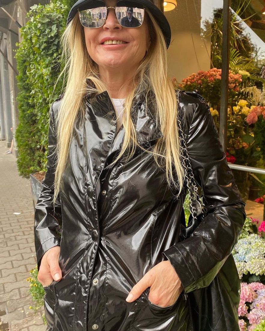 Monika Olejnik w płaszczu i kapeluszu typu bucket