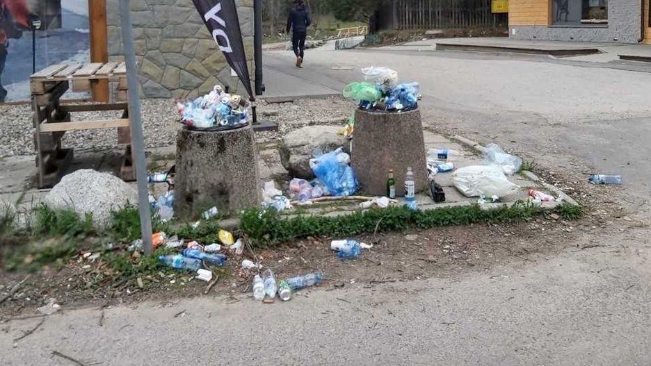 Śmieci wysypują się z koszy