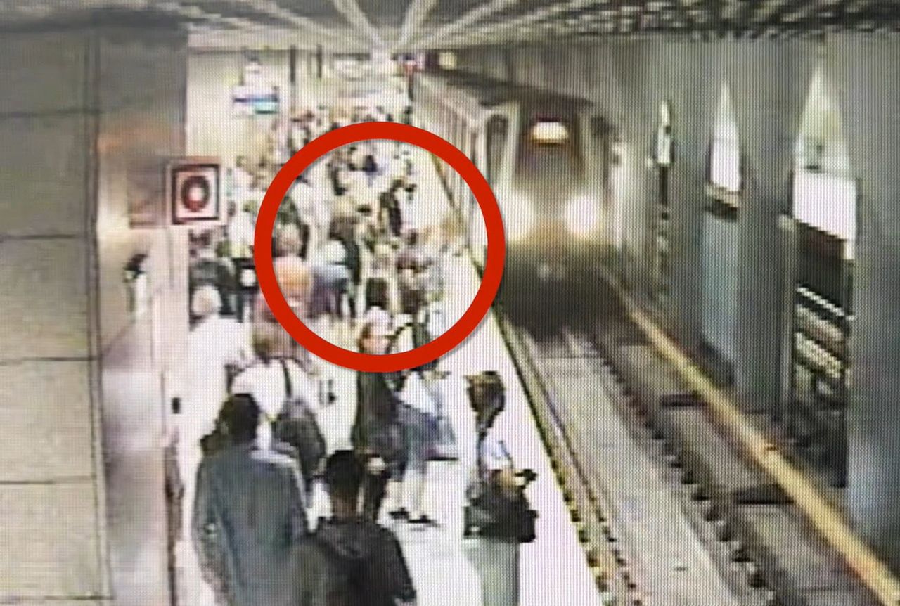 Chciał wepchnąć kobietę pod metro. Wstrząsające sceny w Warszawie