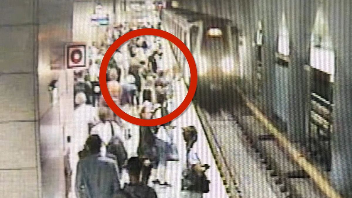 Chciał ją wepchnąć pod metro w Warszawie. Policja pokazała film