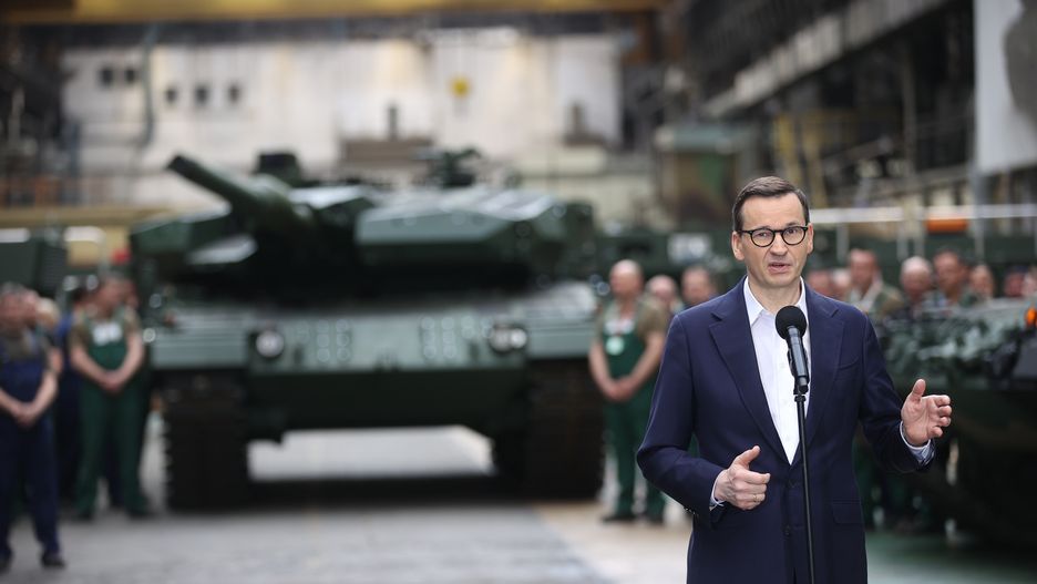 Gliwice, 26.04.2023. Premier Mateusz Morawiecki podczas wizyty w Zakładach Mechanicznych "Bumar-Łabędy" S.A. w Gliwicach, 26 bm. (ad) PAP/Łukasz Gągulski